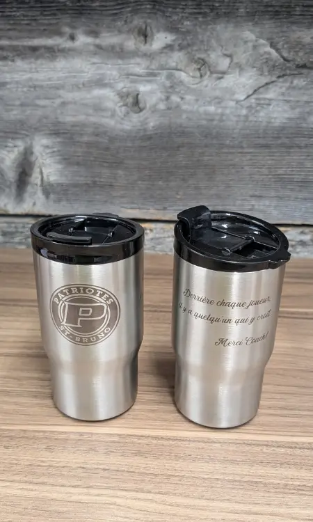 Gravure sur inox pour personnalisation de mug thermos par Création Catouille