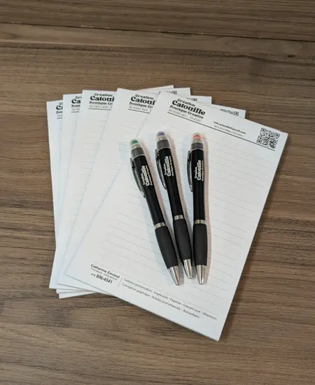 Impression de blocs notes et stylo personnalisés par Création Catouille, service de papeterie professionnelle à Sainte-Claire